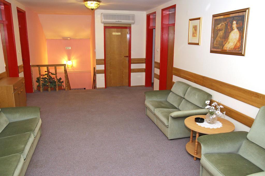 Guest House Royal Čakovec エクステリア 写真